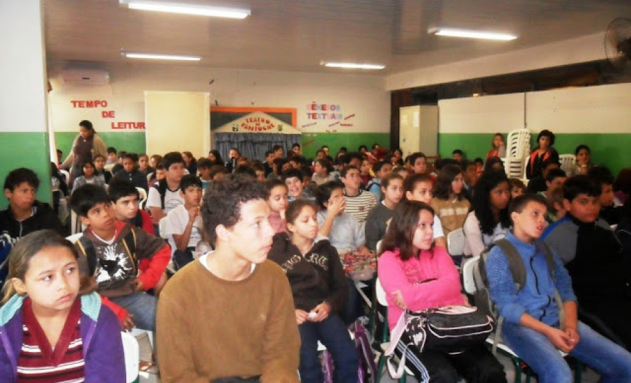Quatro escolas da rede estadual na região de Ivaiporã, no Norte Central Paranaense, receberam a visita de um representante do Ministério Público, que conversou com alunos e professores. Os temas tratados incluíram o Estatuto da Criança e Adolescente, direitos e deveres dos estudantes, respeito aos profissionais e colegas, responsabilidade dos pais e o uso de drogas.