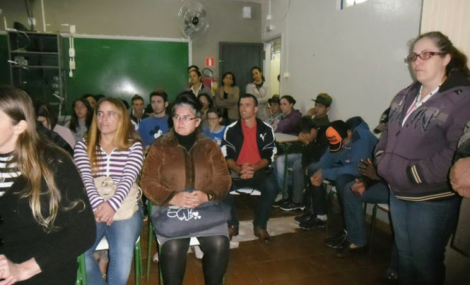 Quatro escolas da rede estadual na região de Ivaiporã, no Norte Central Paranaense, receberam a visita de um representante do Ministério Público, que conversou com alunos e professores. Os temas tratados incluíram o Estatuto da Criança e Adolescente, direitos e deveres dos estudantes, respeito aos profissionais e colegas, responsabilidade dos pais e o uso de drogas.
