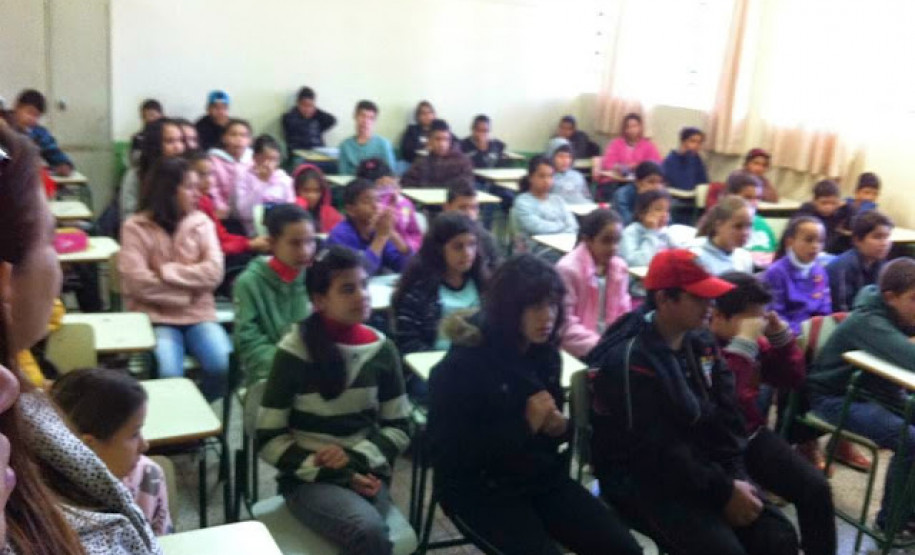 Quatro escolas da rede estadual na região de Ivaiporã, no Norte Central Paranaense, receberam a visita de um representante do Ministério Público, que conversou com alunos e professores. Os temas tratados incluíram o Estatuto da Criança e Adolescente, direitos e deveres dos estudantes, respeito aos profissionais e colegas, responsabilidade dos pais e o uso de drogas.