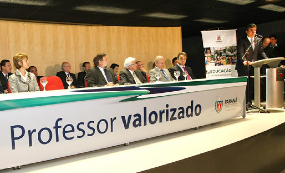 Governador Beto Richa durante assinatura que estabelece reajuste salarial de 5,91% para professores da rede estadual de ensino. Professores da rede estadual de ensino receberam nesta segunda-feira (31), salários com inclusão de 2,83 %. Em setembro, já havia sido efetuado inclusão de mais 3% retroativo a julho.