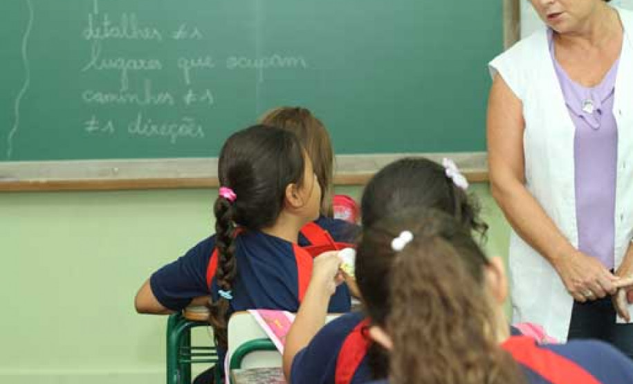 Professores da rede estadual de ensino receberam nesta segunda-feira (31), salários com inclusão de 2,83 %. Em setembro, já havia sido efetuado inclusão de mais 3% retroativo a julho.