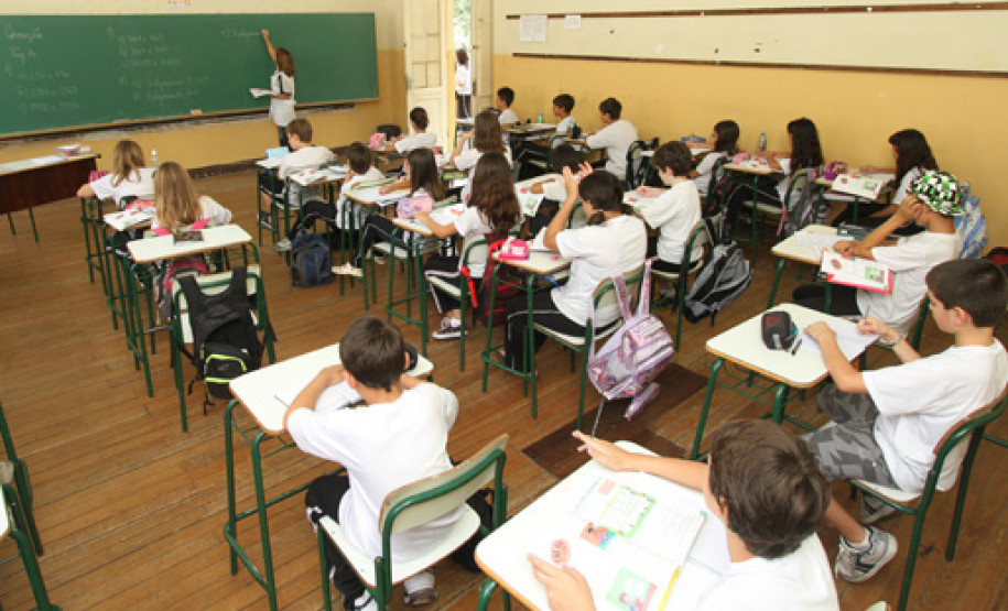 Professores da rede estadual de ensino receberam nesta segunda-feira (31), salários com inclusão de 2,83 %. Em setembro, já havia sido efetuado inclusão de mais 3% retroativo a julho.