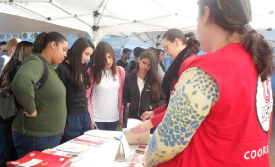 Colégio Estadual São Cristóvão realiza a 6ª Edição da Mostra de Profissões, com participação do Exército e instituições de ensino superior.