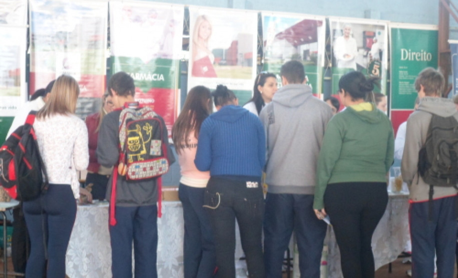 Colégio Estadual São Cristóvão realiza a 6ª Edição da Mostra de Profissões, com participação do Exército e instituições de ensino superior.