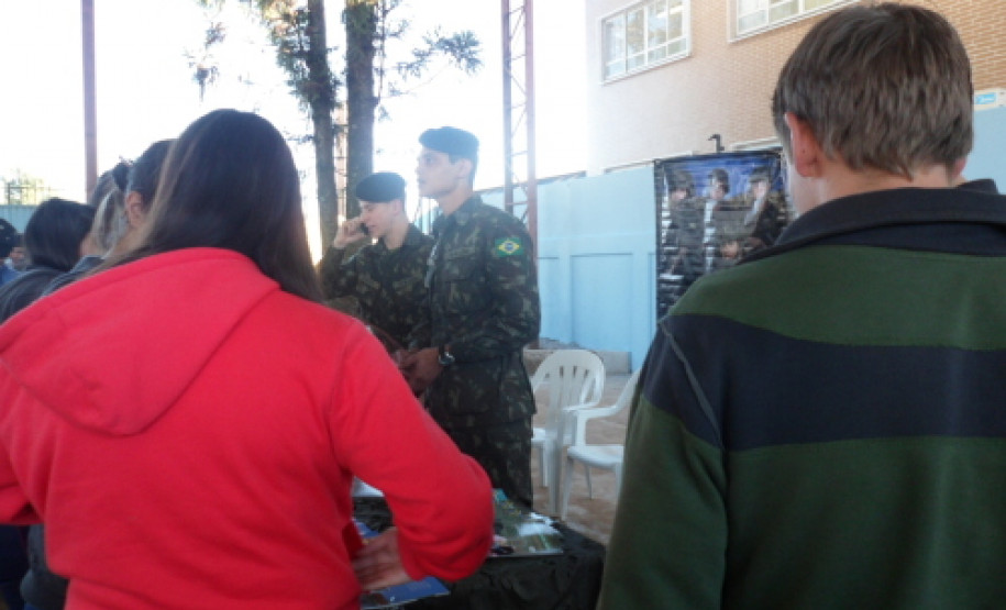 Colégio Estadual São Cristóvão realiza a 6ª Edição da Mostra de Profissões, com participação do Exército e instituições de ensino superior.