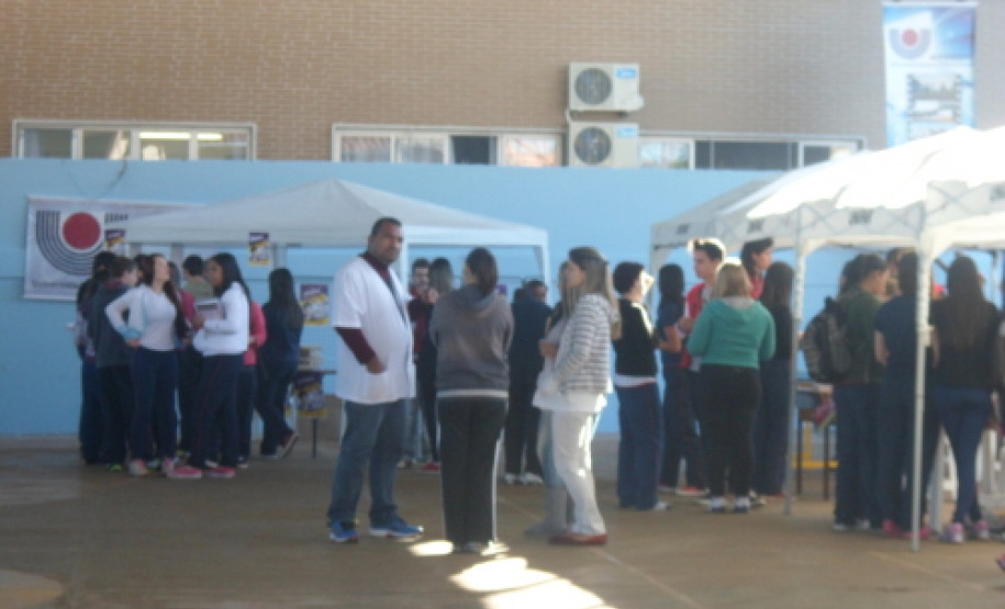 Colégio Estadual São Cristóvão realiza a 6ª Edição da Mostra de Profissões, com participação do Exército e instituições de ensino superior.