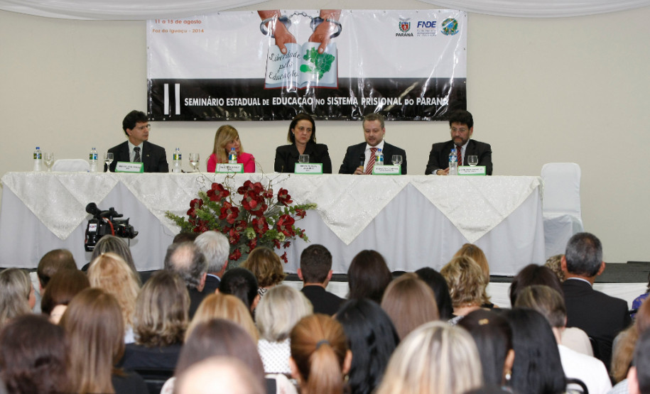 Cerca de 400 pessoas participam nesta semana, em Foz do Iguaçu, do 2º Seminário Estadual de Educação no Sistema Prisional do Paraná. O objetivo é o aprimoramento dos profissionais que atuam com escolarização e qualificação profissional dos presos. 11-08-14.