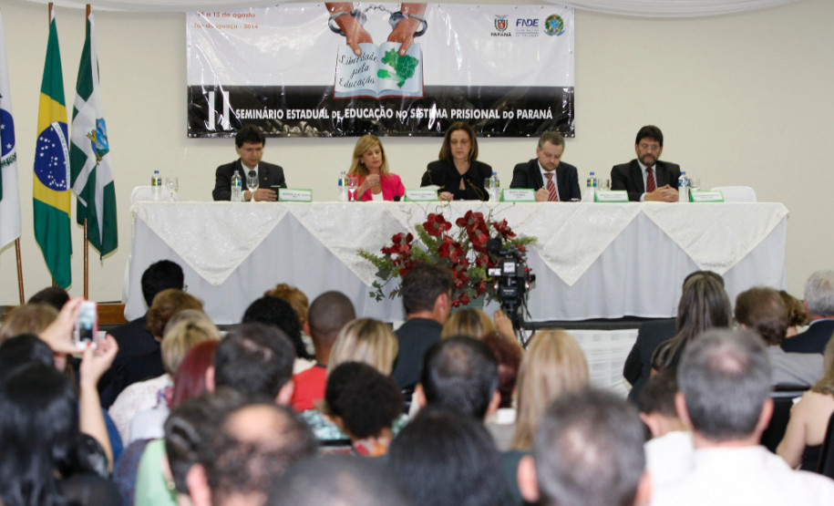 Cerca de 400 pessoas participam nesta semana, em Foz do Iguaçu, do 2º Seminário Estadual de Educação no Sistema Prisional do Paraná. O objetivo é o aprimoramento dos profissionais que atuam com escolarização e qualificação profissional dos presos. 11-08-14.
