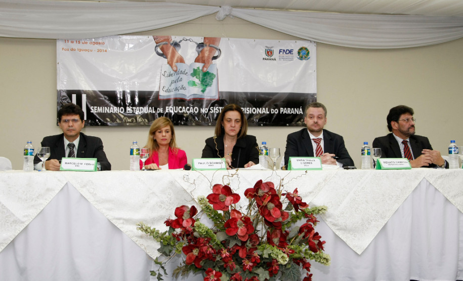 Cerca de 400 pessoas participam nesta semana, em Foz do Iguaçu, do 2º Seminário Estadual de Educação no Sistema Prisional do Paraná. O objetivo é o aprimoramento dos profissionais que atuam com escolarização e qualificação profissional dos presos. 11-08-14.