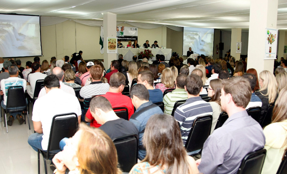 Cerca de 400 pessoas participam nesta semana, em Foz do Iguaçu, do 2º Seminário Estadual de Educação no Sistema Prisional do Paraná. O objetivo é o aprimoramento dos profissionais que atuam com escolarização e qualificação profissional dos presos. 11-08-14.