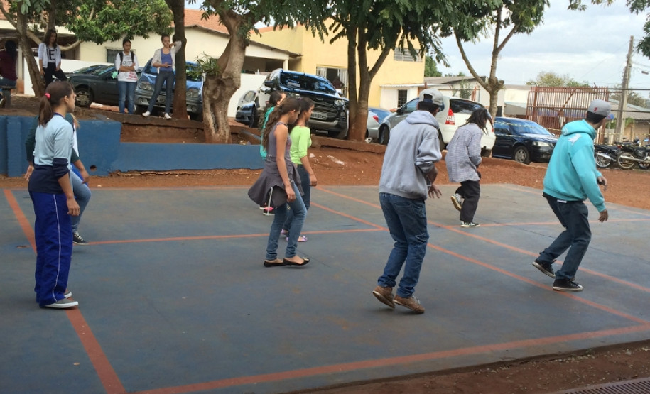 No início do mês, a rotina dos alunos, professores e funcionários do Colégio Estadual Professor Francisco Lima da Silva, em Cascavel, Oeste do Paraná, foi modificada com a realização de várias atividades do projeto Intervenção Cultural. O evento buscou proporcionar para a comunidade escolar o acesso à cultura por meio da música, da dança, do desenho, da reutilização de materiais recicláveis e do esporte.