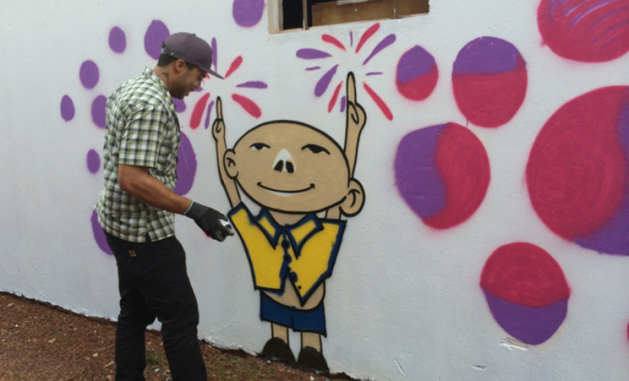 No início do mês, a rotina dos alunos, professores e funcionários do Colégio Estadual Professor Francisco Lima da Silva, em Cascavel, Oeste do Paraná, foi modificada com a realização de várias atividades do projeto Intervenção Cultural. O evento buscou proporcionar para a comunidade escolar o acesso à cultura por meio da música, da dança, do desenho, da reutilização de materiais recicláveis e do esporte.