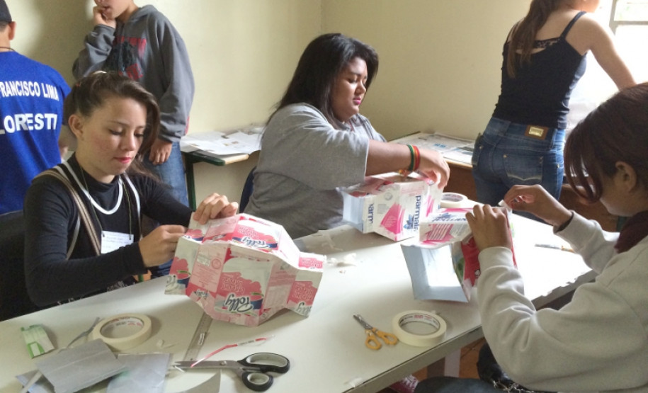 No início do mês, a rotina dos alunos, professores e funcionários do Colégio Estadual Professor Francisco Lima da Silva, em Cascavel, Oeste do Paraná, foi modificada com a realização de várias atividades do projeto Intervenção Cultural. O evento buscou proporcionar para a comunidade escolar o acesso à cultura por meio da música, da dança, do desenho, da reutilização de materiais recicláveis e do esporte.