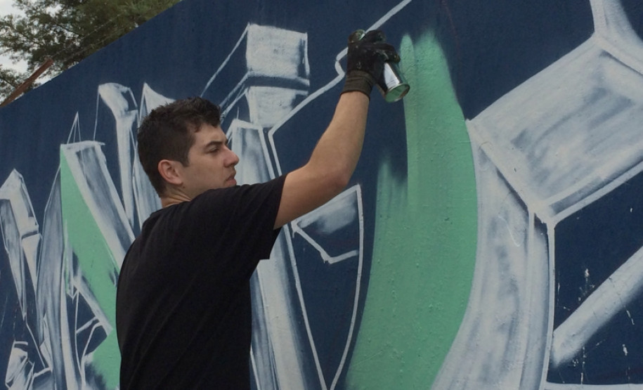 No início do mês, a rotina dos alunos, professores e funcionários do Colégio Estadual Professor Francisco Lima da Silva, em Cascavel, Oeste do Paraná, foi modificada com a realização de várias atividades do projeto Intervenção Cultural. O evento buscou proporcionar para a comunidade escolar o acesso à cultura por meio da música, da dança, do desenho, da reutilização de materiais recicláveis e do esporte.