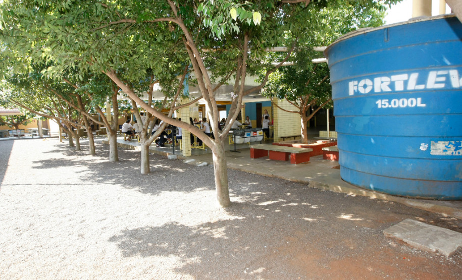 As questões ambientais fazem parte do dia a dia dos alunos, funcionários e professores do Colégio Estadual Eron Domingues, em Marechal Cândido Rondon, no Oeste do Estado. Há quatro anos foram implantadas cisternas para a coleta da água da chuva, e há dois anos o colégio construiu o próprio depósito para armazenamento dos resíduos sólidos. 12-08-14.