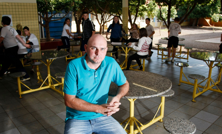 As questões ambientais fazem parte do dia a dia dos alunos, funcionários e professores do Colégio Estadual Eron Domingues, em Marechal Cândido Rondon, no Oeste do Estado. Há quatro anos foram implantadas cisternas para a coleta da água da chuva, e há dois anos o colégio construiu o próprio depósito para armazenamento dos resíduos sólidos. 12-08-14.