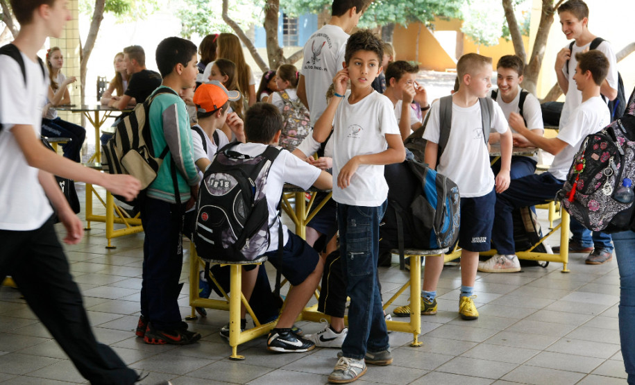 As questões ambientais fazem parte do dia a dia dos alunos, funcionários e professores do Colégio Estadual Eron Domingues, em Marechal Cândido Rondon, no Oeste do Estado. Há quatro anos foram implantadas cisternas para a coleta da água da chuva, e há dois anos o colégio construiu o próprio depósito para armazenamento dos resíduos sólidos. 12-08-14.