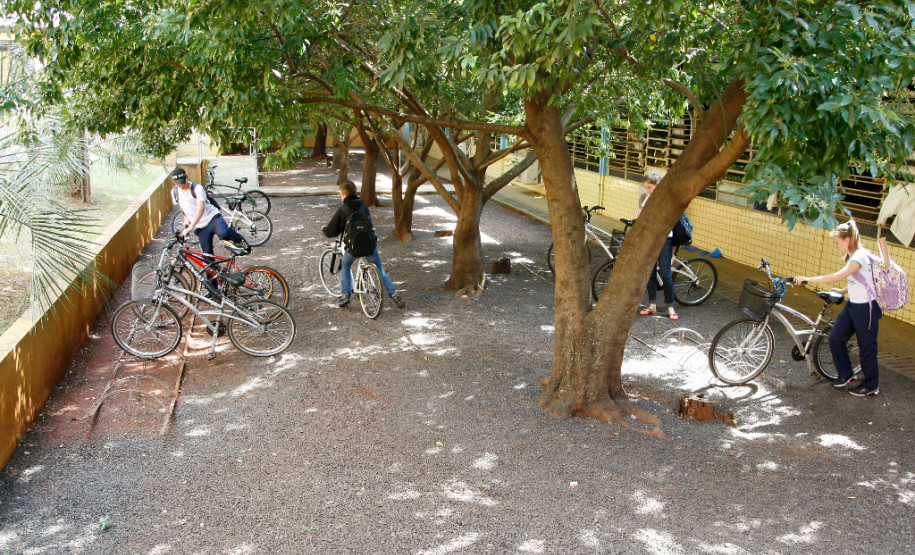 As questões ambientais fazem parte do dia a dia dos alunos, funcionários e professores do Colégio Estadual Eron Domingues, em Marechal Cândido Rondon, no Oeste do Estado. Há quatro anos foram implantadas cisternas para a coleta da água da chuva, e há dois anos o colégio construiu o próprio depósito para armazenamento dos resíduos sólidos. 12-08-14.