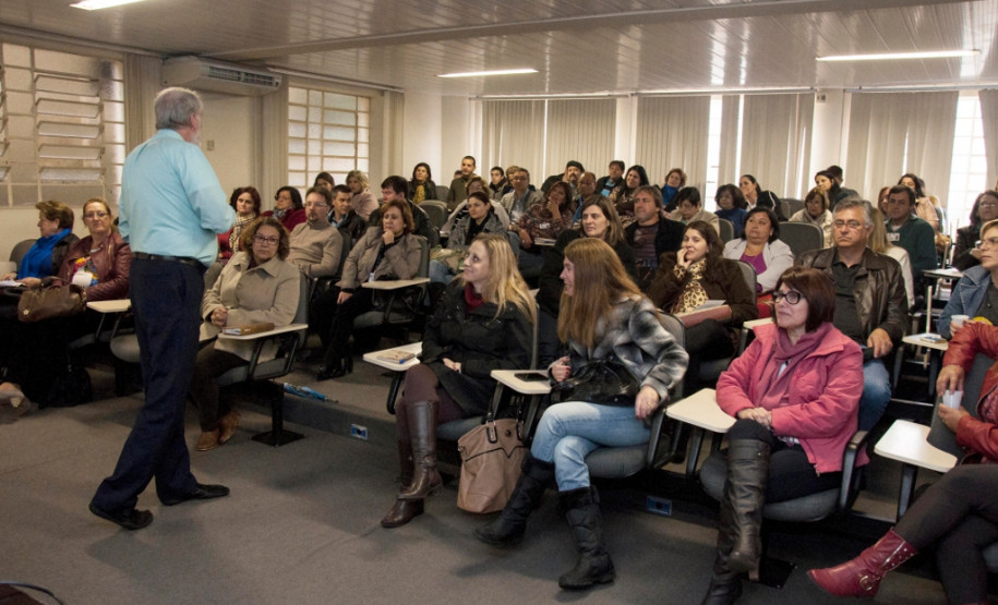 Representantes da Secretaria de Estado da Educação participaram de um encontro com o diretor norte-americano Timothy Patrick Doran. A reunião aconteceu nessa quarta-feira (13), em Curitiba, e serviu para ele apresentar um pouco da sua experiência como gestor de escola na cidade de Fairbanks, no Alaska.