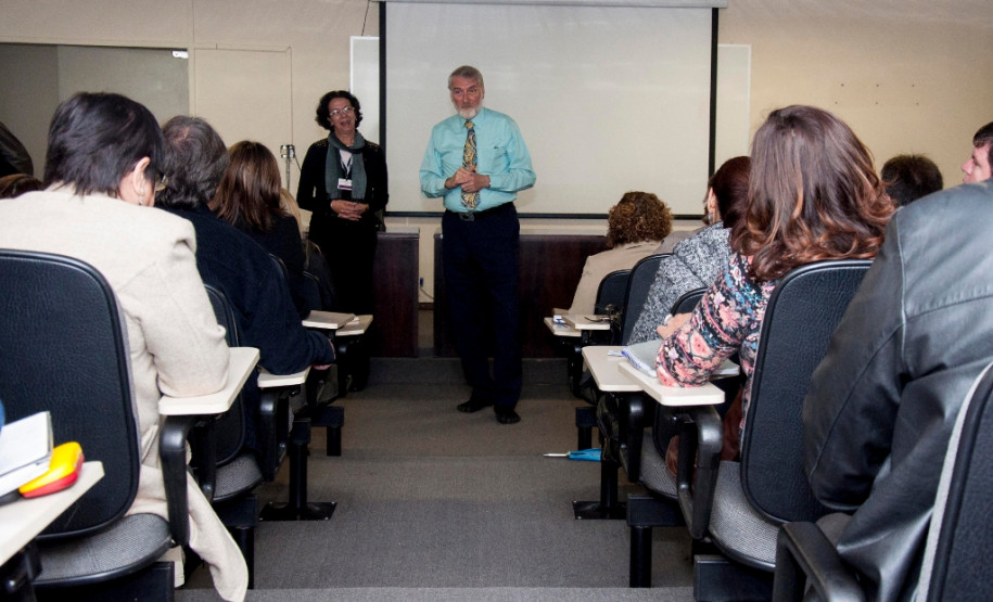 Representantes da Secretaria de Estado da Educação participaram de um encontro com o diretor norte-americano Timothy Patrick Doran. A reunião aconteceu nessa quarta-feira (13), em Curitiba, e serviu para ele apresentar um pouco da sua experiência como gestor de escola na cidade de Fairbanks, no Alaska.