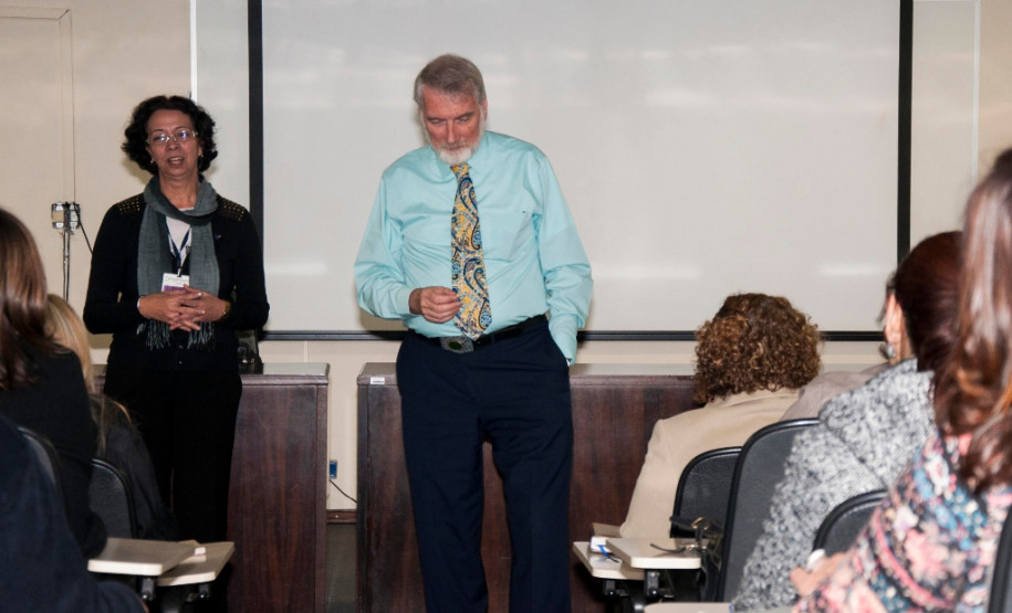 Representantes da Secretaria de Estado da Educação participaram de um encontro com o diretor norte-americano Timothy Patrick Doran. A reunião aconteceu nessa quarta-feira (13), em Curitiba, e serviu para ele apresentar um pouco da sua experiência como gestor de escola na cidade de Fairbanks, no Alaska.