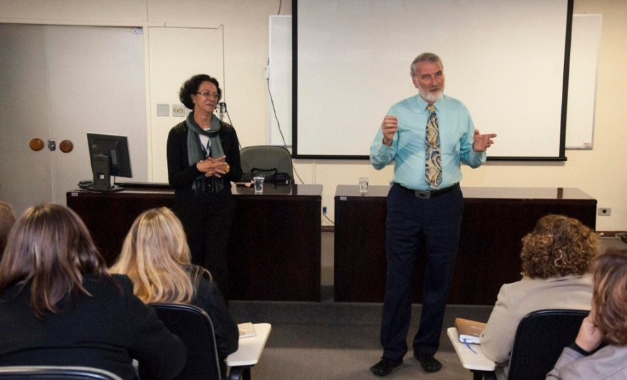 Representantes da Secretaria de Estado da Educação participaram de um encontro com o diretor norte-americano Timothy Patrick Doran. A reunião aconteceu nessa quarta-feira (13), em Curitiba, e serviu para ele apresentar um pouco da sua experiência como gestor de escola na cidade de Fairbanks, no Alaska.