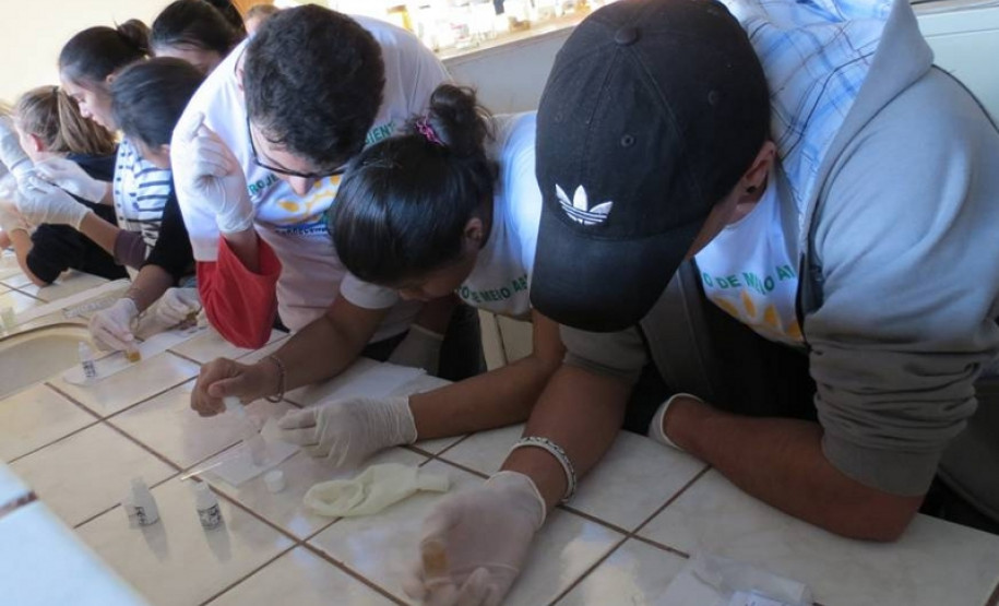 Uma vez por mês, os alunos do 1° e 2° anos do ensino médio do Colégio Estadual Duque de Caxias, em Tuneiras do Oeste, no Noroeste do Estado, realizam testes químicos e físicos com amostras de águas coletadas das nascentes dos mananciais da Reserva Biológica das Perobas, a segunda maior do Paraná. No final do ano, um relatório será apresentado para a comunidade sobre os cuidados com as nascentes e solo da região.