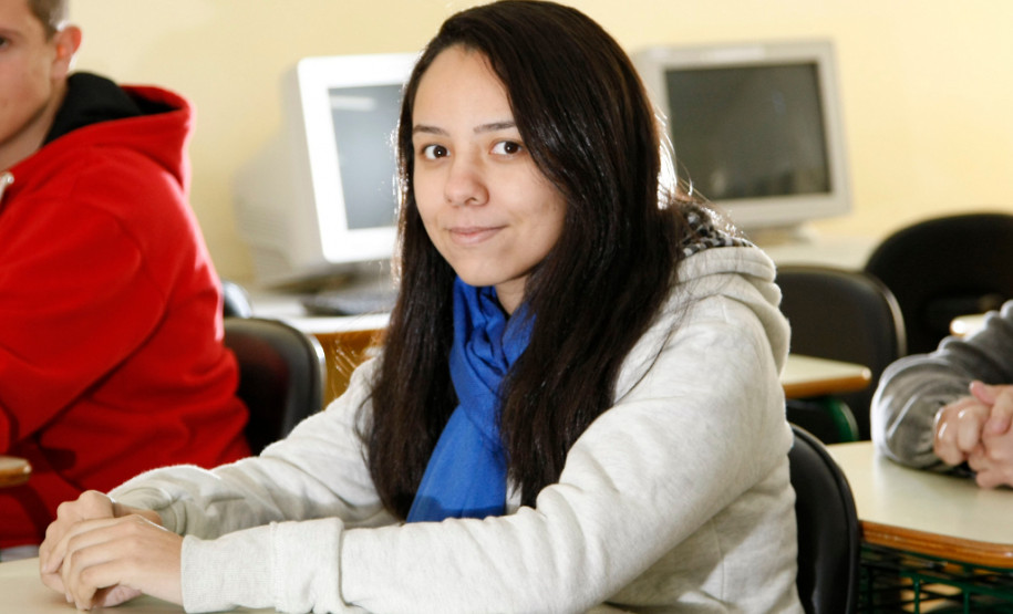 Colégio Estadual Helena Kolody na cidade de Terra Boa, na foto a aluna Emilyn Regli. 14-08-14.