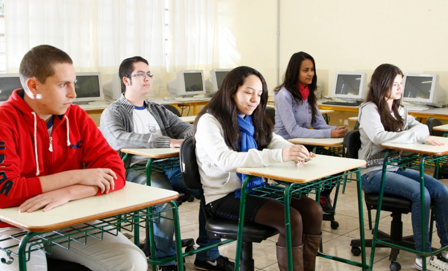 Colégio Estadual Helena Kolody na cidade de Terra Boa. 14-08-14.