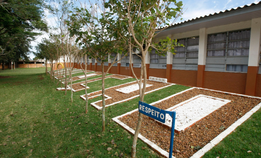 Colégio Estadual Humberto Alencar Castelo Branco na cidade de Jesuítas. 13-08-14.