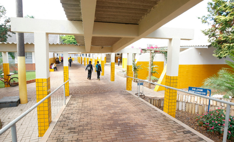 Colégio Estadual Humberto Alencar Castelo Branco na cidade de Jesuítas. 13-08-14.