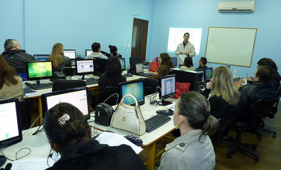 Curso capacita administradores dos sites das escolas Os responsáveis pela postagem de materiais receberam conteúdos que auxiliam na manutenção e atualização das informações das escolas.