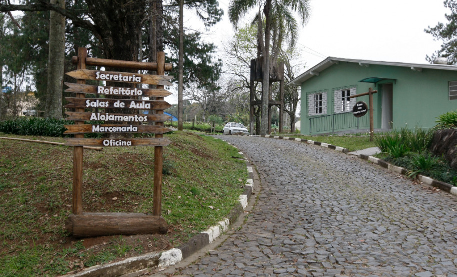 Colégio Florestal exporta técnicos para todo o país O Centro Estadual Florestal de Educação Profissional (Cefep) Presidente Costa e Silva, na cidade de Irati, no Centro-Sul, é o único colégio público do Paraná que oferece o curso técnico em Florestas. A escola completou 40 anos em 2013 e é referência no Brasil na formação de técnicos para trabalhar com florestas. 18-08-14.
