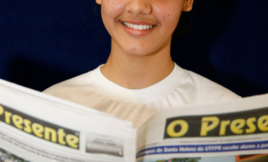 Natália Maria Chwarz, de 16 anos, do 1º ano, é uma das alunas que preferem a leitura das notícias. “Eu pego mais o jornal, uso pouco a internet. A nossa professora incentiva a gente a fazer vários projetos com a leitura. A internet é uma boa ferramenta, mas só isso não adianta. Gosto da banca. Aproveitamos a hora do recreio para ler. Os jornais também nos ajudam nos trabalhos escolares”, afirmou Natalia. 12-08-14.