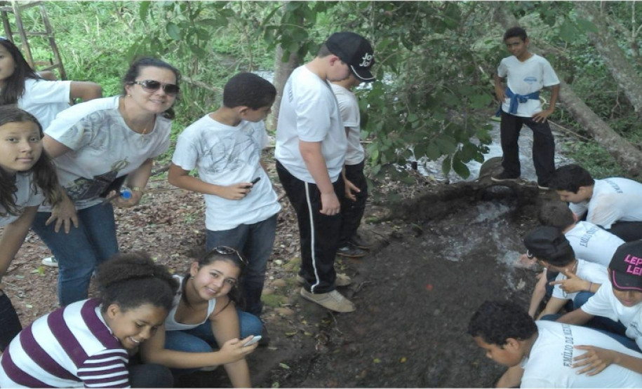 Alunos do 6° e 7° anos do ensino fundamental do Colégio Estadual Emílio de Menezes, em Japurá, no Noroeste do Estado, participaram de uma atividade pedagógica diferenciada. Depois de aprender em sala de aula questões sobre preservação ambiental, os estudantes foram até a reserva ecológica de Caraguatatiba, em São Manoel do Paraná, para realizar uma pesquisa de campo.