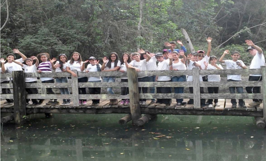Alunos do 6° e 7° anos do ensino fundamental do Colégio Estadual Emílio de Menezes, em Japurá, no Noroeste do Estado, participaram de uma atividade pedagógica diferenciada. Depois de aprender em sala de aula questões sobre preservação ambiental, os estudantes foram até a reserva ecológica de Caraguatatiba, em São Manoel do Paraná, para realizar uma pesquisa de campo.