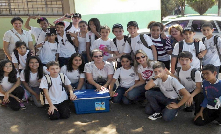 Alunos do 6° e 7° anos do ensino fundamental do Colégio Estadual Emílio de Menezes, em Japurá, no Noroeste do Estado, participaram de uma atividade pedagógica diferenciada. Depois de aprender em sala de aula questões sobre preservação ambiental, os estudantes foram até a reserva ecológica de Caraguatatiba, em São Manoel do Paraná, para realizar uma pesquisa de campo.