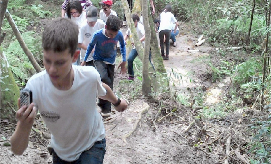 Alunos do 6° e 7° anos do ensino fundamental do Colégio Estadual Emílio de Menezes, em Japurá, no Noroeste do Estado, participaram de uma atividade pedagógica diferenciada. Depois de aprender em sala de aula questões sobre preservação ambiental, os estudantes foram até a reserva ecológica de Caraguatatiba, em São Manoel do Paraná, para realizar uma pesquisa de campo.