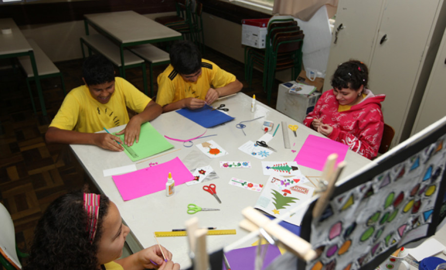 Colégio Estadual Ermelino de Leão, em Curitiba, realiza 2ª Mostra de Arte baseada em Poty Lazarotto. Alunos exibem trabalhos realizados em oficina contraturno.