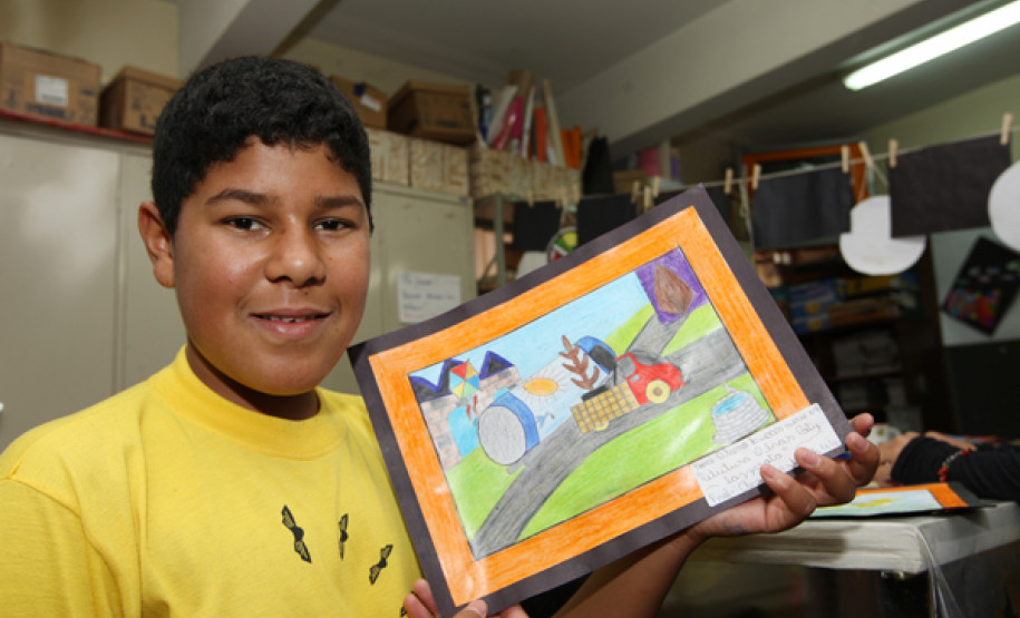 Colégio Estadual Ermelino de Leão, em Curitiba, realiza 2ª Mostra de Arte baseada em Poty Lazarotto. Alunos exibem trabalhos realizados em oficina contraturno.