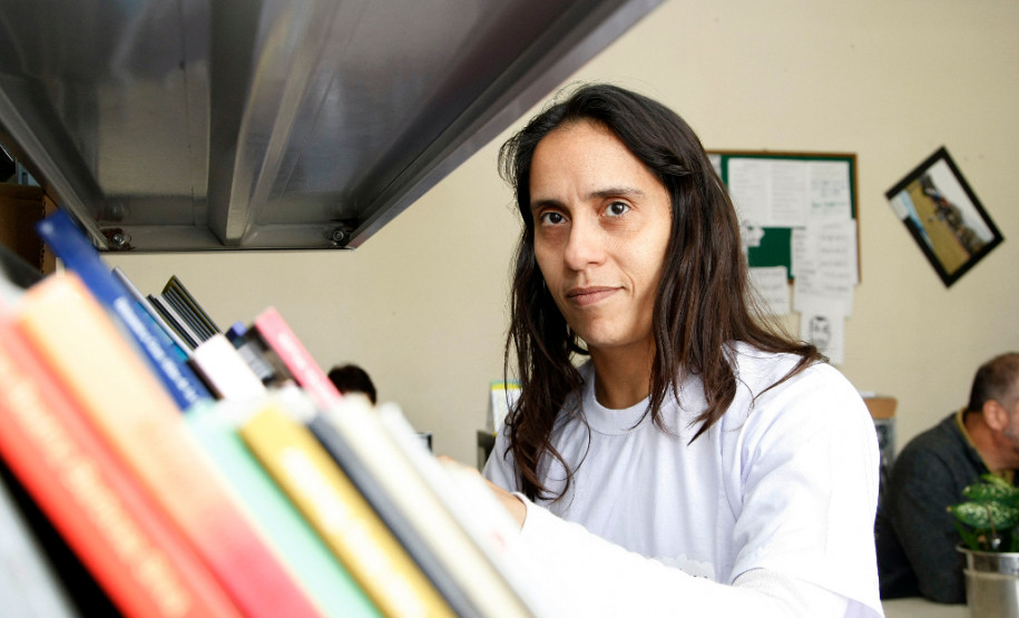 SEED, Professora Simone Cardoso de Moraes fala sobre a caravana da Poesia. 06-10-14.