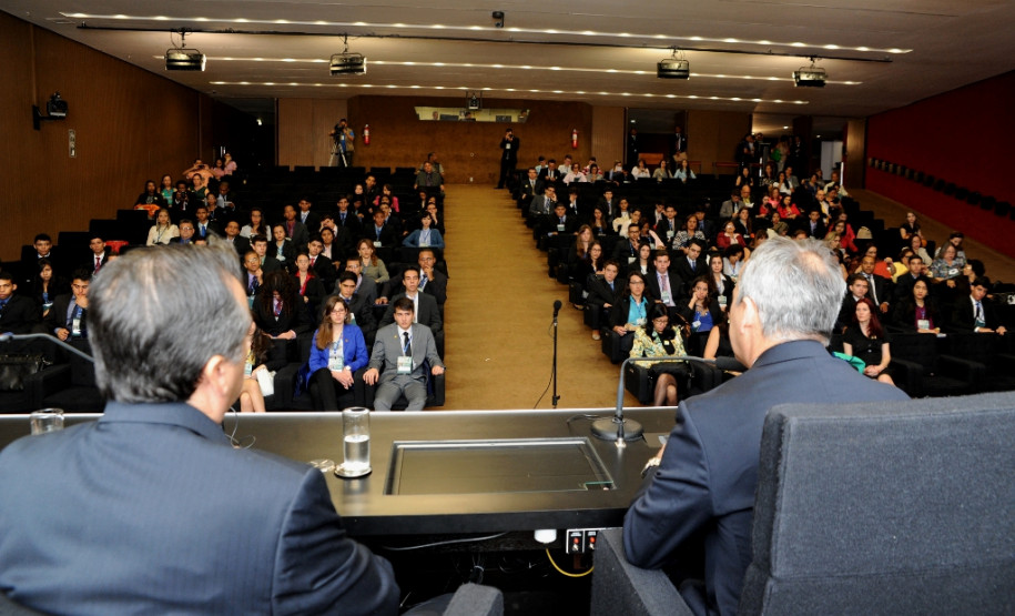 Jhenifer Mezzomo Spagnol participou do Jovem Senador, quando foi escolhida autora da 3ª melhor redação do Brasil, e do Jovem Parlamento, da Câmara Federal.