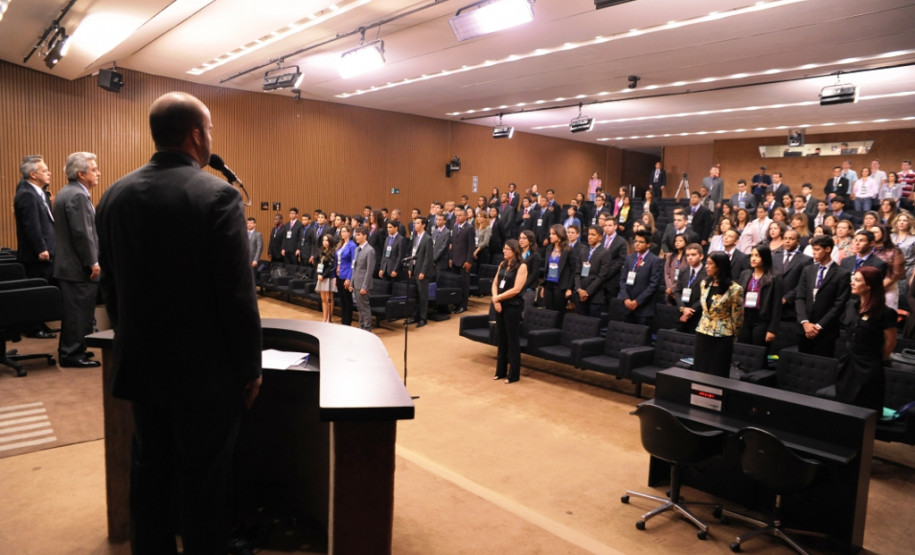 Jhenifer Mezzomo Spagnol participou do Jovem Senador, quando foi escolhida autora da 3ª melhor redação do Brasil, e do Jovem Parlamento, da Câmara Federal.