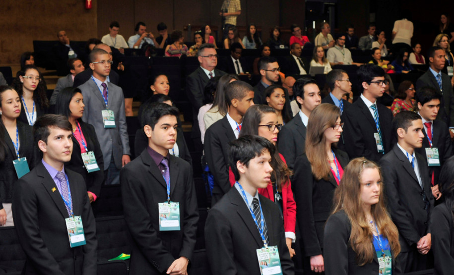 Jhenifer Mezzomo Spagnol participou do Jovem Senador, quando foi escolhida autora da 3ª melhor redação do Brasil, e do Jovem Parlamento, da Câmara Federal.