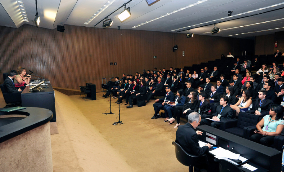Jhenifer Mezzomo Spagnol participou do Jovem Senador, quando foi escolhida autora da 3ª melhor redação do Brasil, e do Jovem Parlamento, da Câmara Federal.
