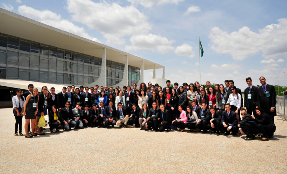 Jhenifer Mezzomo Spagnol participou do Jovem Senador, quando foi escolhida autora da 3ª melhor redação do Brasil, e do Jovem Parlamento, da Câmara Federal.