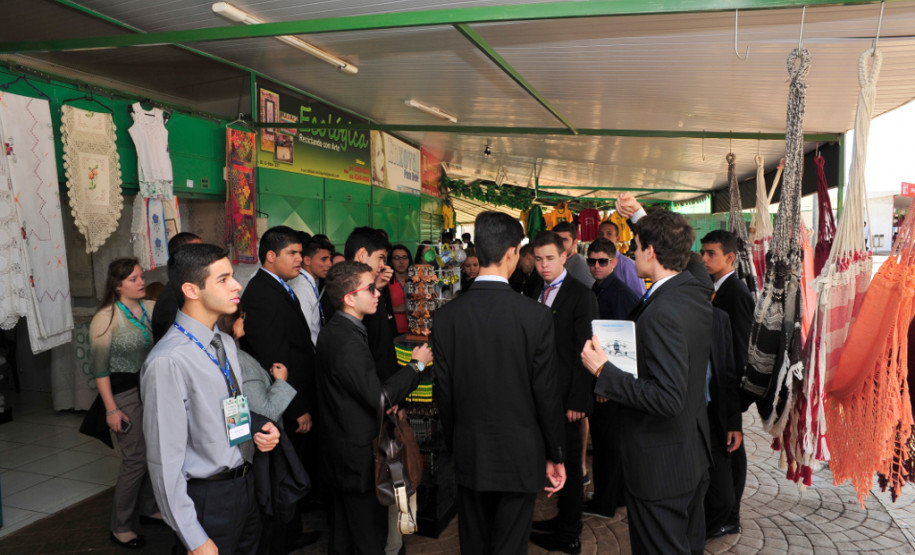 Jhenifer Mezzomo Spagnol participou do Jovem Senador, quando foi escolhida autora da 3ª melhor redação do Brasil, e do Jovem Parlamento, da Câmara Federal.