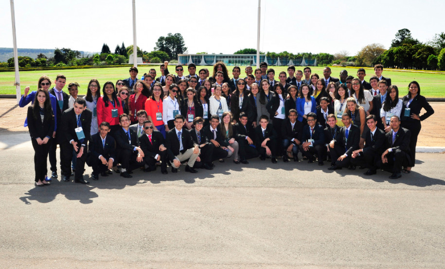 Jhenifer Mezzomo Spagnol participou do Jovem Senador, quando foi escolhida autora da 3ª melhor redação do Brasil, e do Jovem Parlamento, da Câmara Federal.