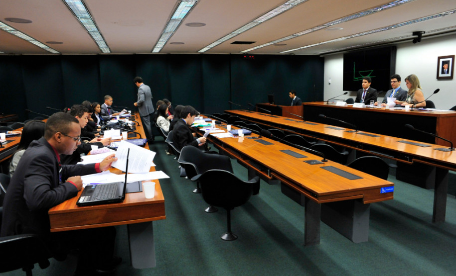 Jhenifer Mezzomo Spagnol participou do Jovem Senador, quando foi escolhida autora da 3ª melhor redação do Brasil, e do Jovem Parlamento, da Câmara Federal.