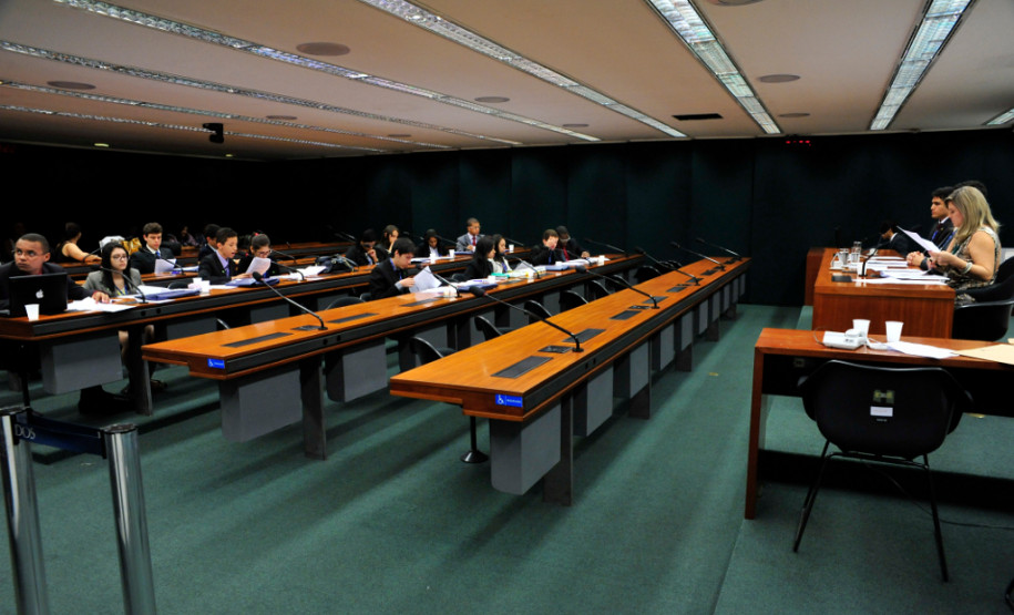 Jhenifer Mezzomo Spagnol participou do Jovem Senador, quando foi escolhida autora da 3ª melhor redação do Brasil, e do Jovem Parlamento, da Câmara Federal.